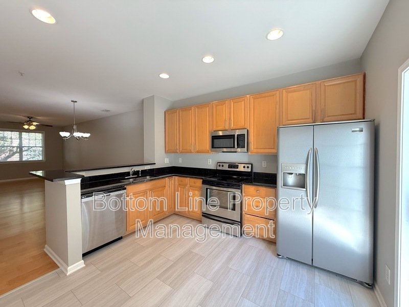 🏡 Spacious 3-Bedroom Townhome in Charlotte’s Elizabeth Neighborhood property image