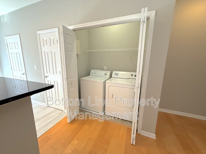 🏡 Spacious 3-Bedroom Townhome in Charlotte’s Elizabeth Neighborhood property image