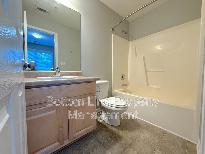 🏡 Spacious 3-Bedroom Townhome in Charlotte’s Elizabeth Neighborhood property image