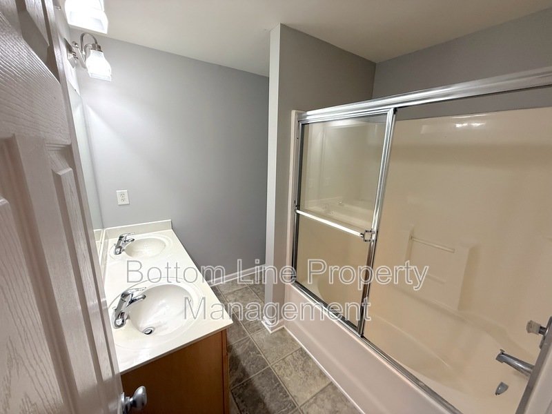 🏡 Spacious 3-Bedroom Townhome in Charlotte’s Elizabeth Neighborhood property image