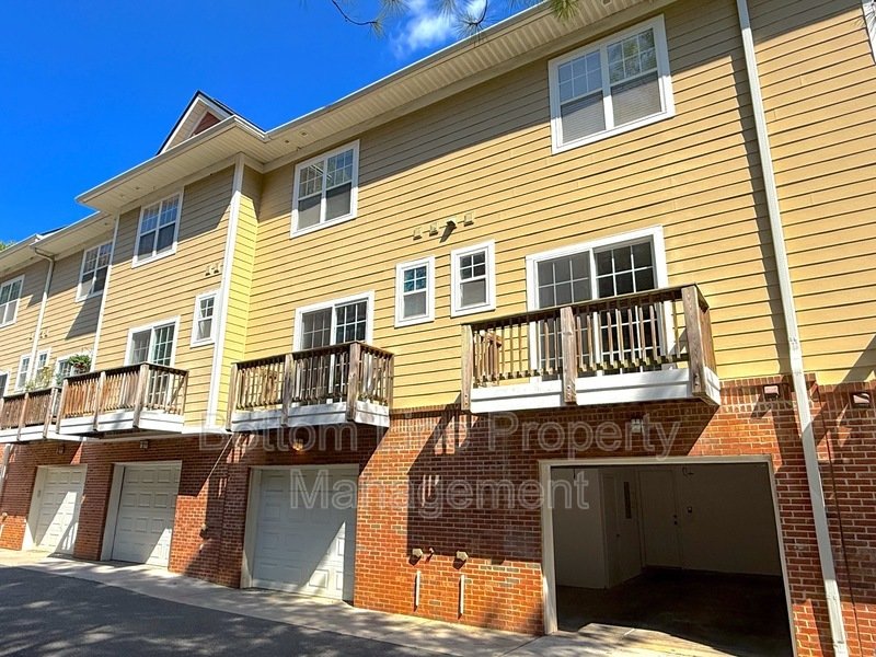 🏡 Spacious 3-Bedroom Townhome in Charlotte’s Elizabeth Neighborhood property image