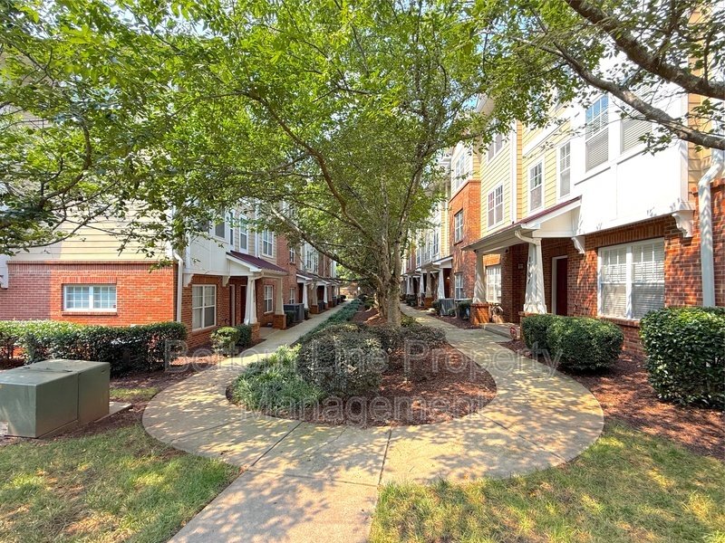 🏡 Spacious 3-Bedroom Townhome in Charlotte’s Elizabeth Neighborhood property image