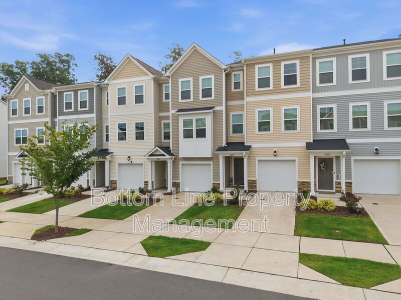 Modern 3BR Townhome in Pool Community | 1-Car Garage | Quartz Counters | Luxury Primary Suite property image