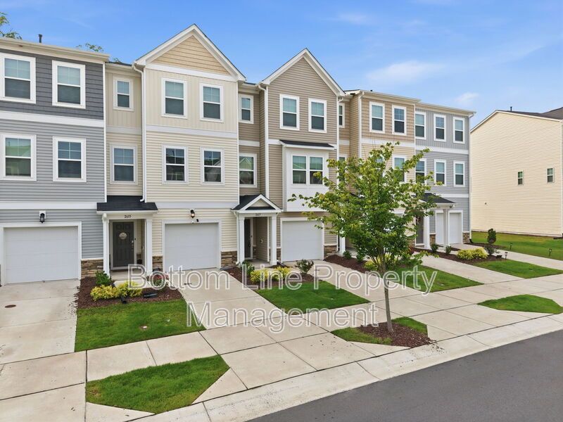 Modern 3BR Townhome in Pool Community | 1-Car Garage | Quartz Counters | Luxury Primary Suite property image