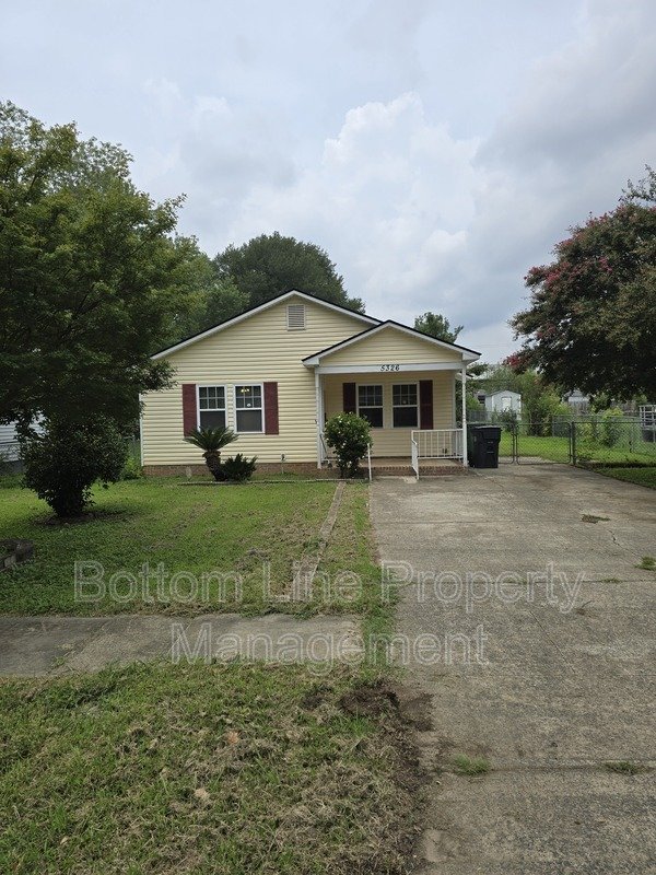 Charming 4BR Home with Spacious Yard – Prime Charlotte Location property image