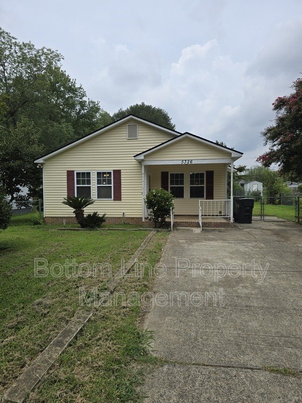 Charming 4BR Home with Spacious Yard – Prime Charlotte Location property image