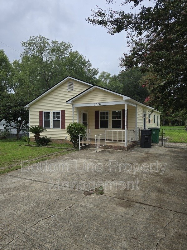 Charming 4BR Home with Spacious Yard – Prime Charlotte Location property image