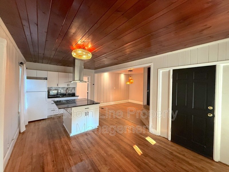 Charming 2BR/2BA Apartment close to Downtown and Winthrop property image