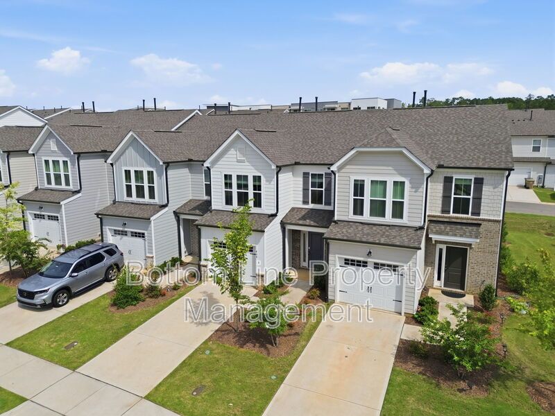 Modern 3BR/2.5BA Townhome with Beautiful Kitchen, Spacious Primary Suite & 1-Car Garage property image