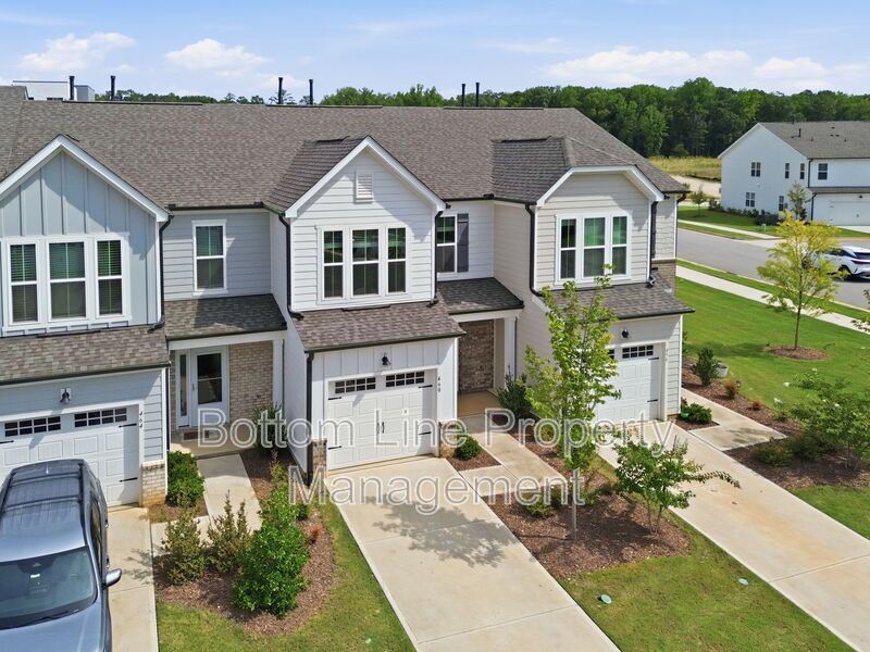 Modern 3BR/2.5BA Townhome with Beautiful Kitchen, Spacious Primary Suite & 1-Car Garage property image