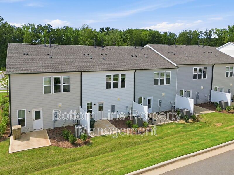 Modern 3BR/2.5BA Townhome with Beautiful Kitchen, Spacious Primary Suite & 1-Car Garage property image