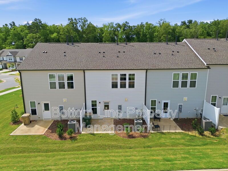 Modern 3BR/2.5BA Townhome with Beautiful Kitchen, Spacious Primary Suite & 1-Car Garage property image