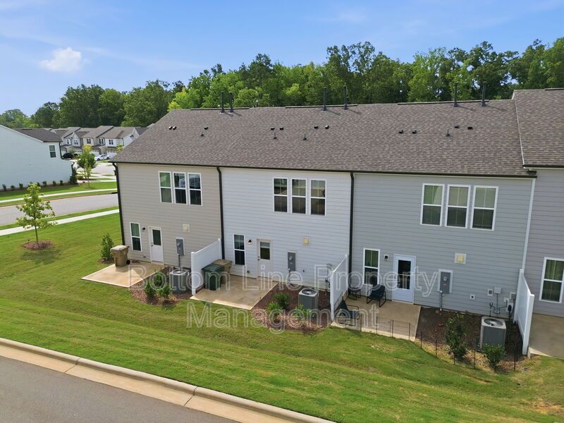 Modern 3BR/2.5BA Townhome with Beautiful Kitchen, Spacious Primary Suite & 1-Car Garage property image