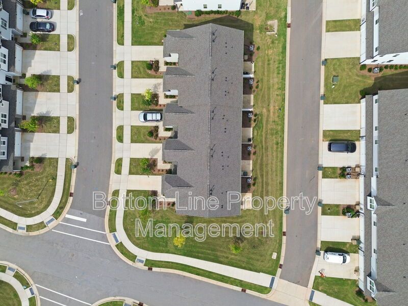 Modern 3BR/2.5BA Townhome with Beautiful Kitchen, Spacious Primary Suite & 1-Car Garage property image