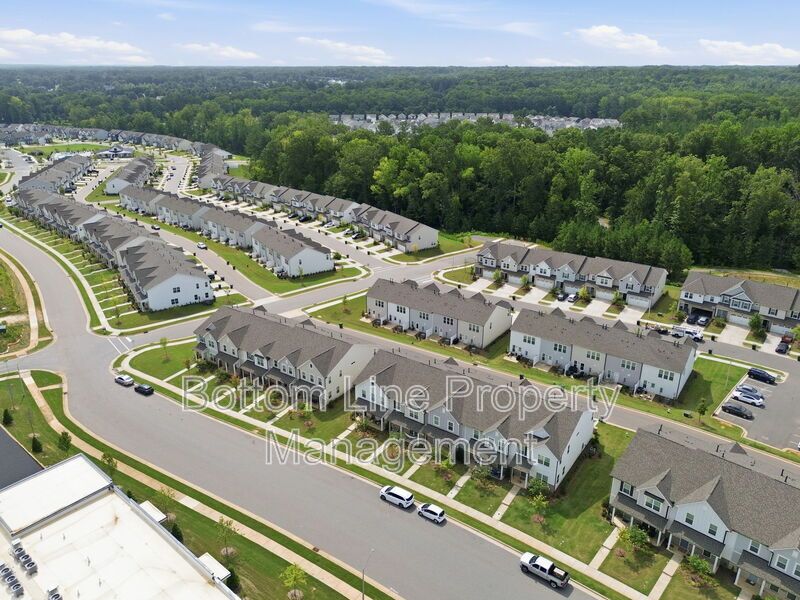 Modern 3BR/2.5BA Townhome with Beautiful Kitchen, Spacious Primary Suite & 1-Car Garage property image