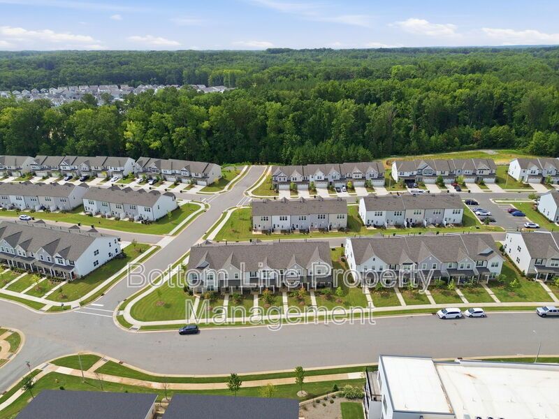 Modern 3BR/2.5BA Townhome with Beautiful Kitchen, Spacious Primary Suite & 1-Car Garage property image