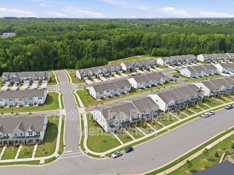 Modern 3BR/2.5BA Townhome with Beautiful Kitchen, Spacious Primary Suite & 1-Car Garage property image