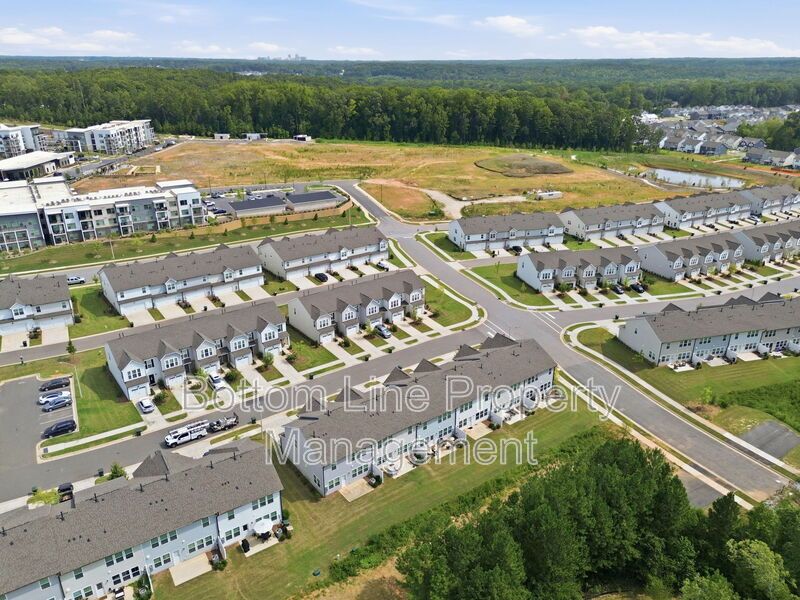 Modern 3BR/2.5BA Townhome with Beautiful Kitchen, Spacious Primary Suite & 1-Car Garage property image