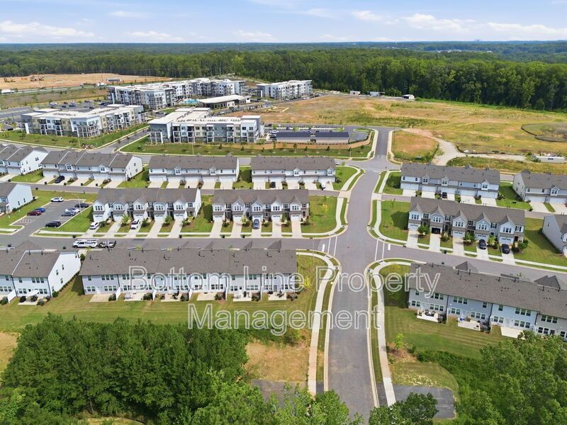 Modern 3BR/2.5BA Townhome with Beautiful Kitchen, Spacious Primary Suite & 1-Car Garage property image