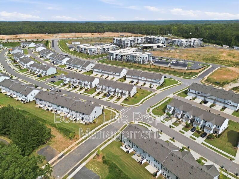 Modern 3BR/2.5BA Townhome with Beautiful Kitchen, Spacious Primary Suite & 1-Car Garage property image