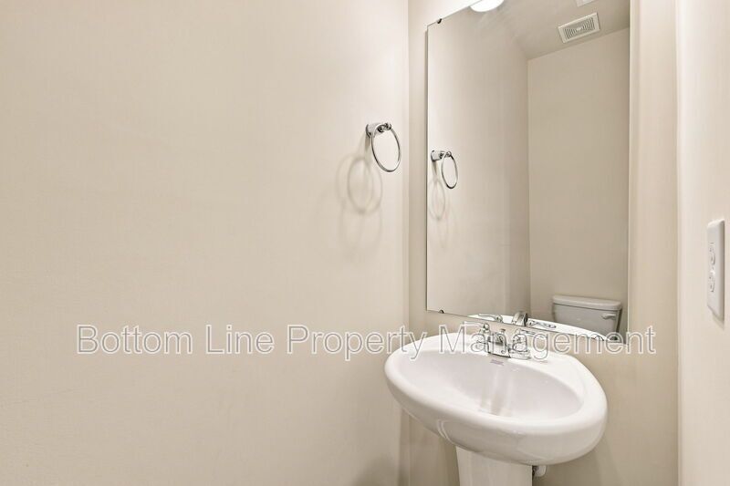 Modern 3BR/2.5BA Townhome with Beautiful Kitchen, Spacious Primary Suite & 1-Car Garage property image