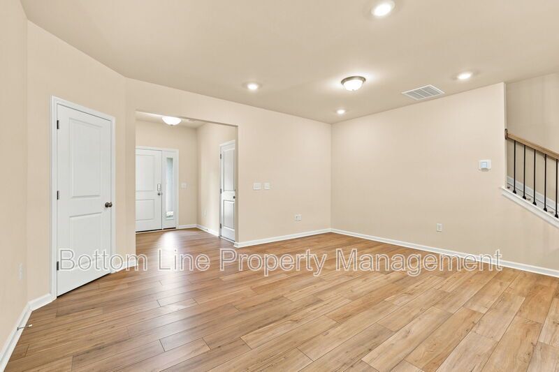 Modern 3BR/2.5BA Townhome with Beautiful Kitchen, Spacious Primary Suite & 1-Car Garage property image