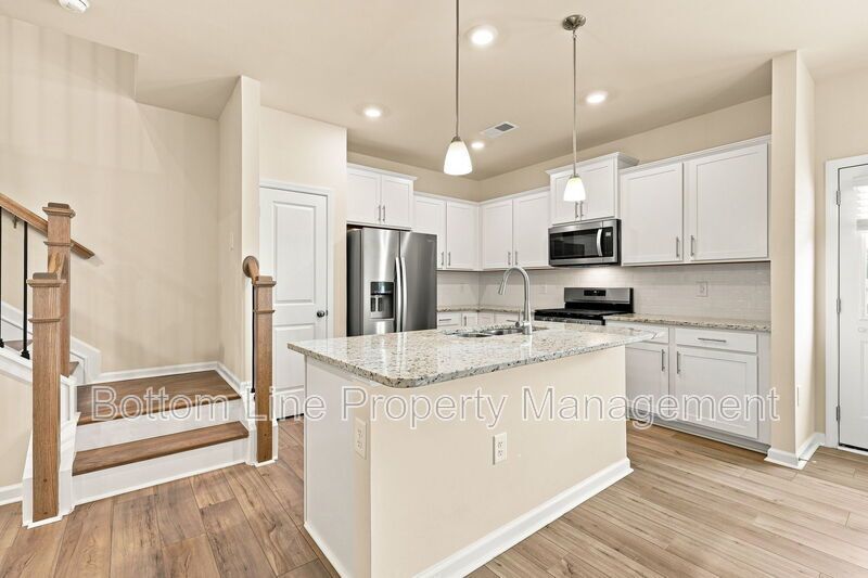 Modern 3BR/2.5BA Townhome with Beautiful Kitchen, Spacious Primary Suite & 1-Car Garage property image