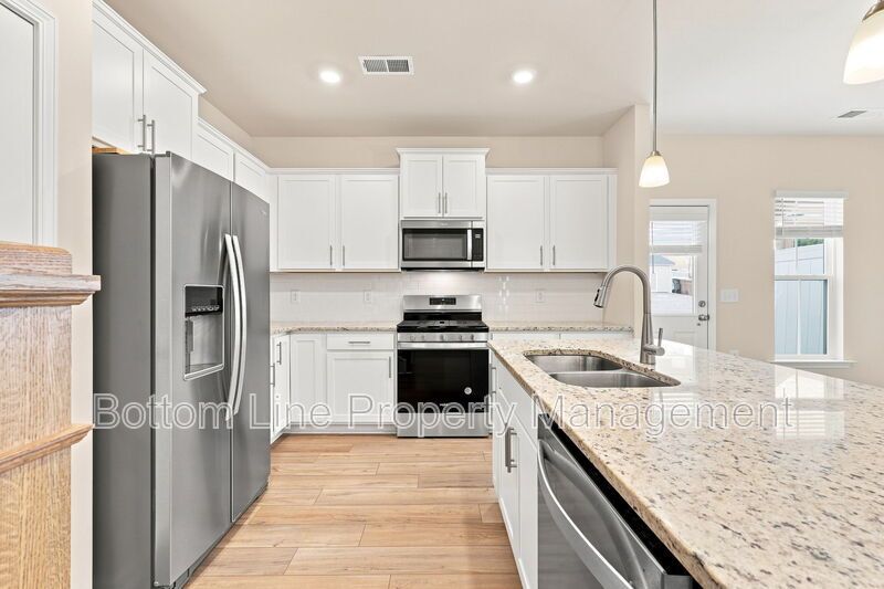 Modern 3BR/2.5BA Townhome with Beautiful Kitchen, Spacious Primary Suite & 1-Car Garage property image