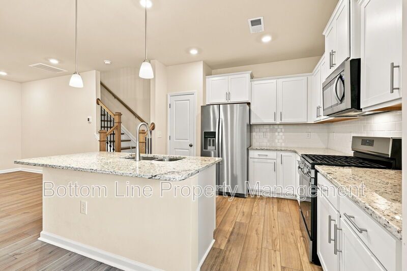 Modern 3BR/2.5BA Townhome with Beautiful Kitchen, Spacious Primary Suite & 1-Car Garage property image