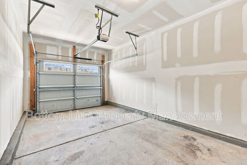 Modern 3BR/2.5BA Townhome with Beautiful Kitchen, Spacious Primary Suite & 1-Car Garage property image