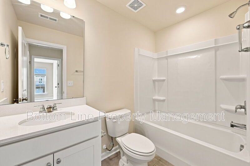 Modern 3BR/2.5BA Townhome with Beautiful Kitchen, Spacious Primary Suite & 1-Car Garage property image