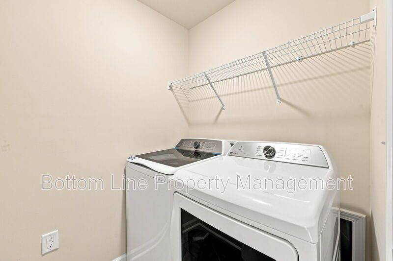Modern 3BR/2.5BA Townhome with Beautiful Kitchen, Spacious Primary Suite & 1-Car Garage property image