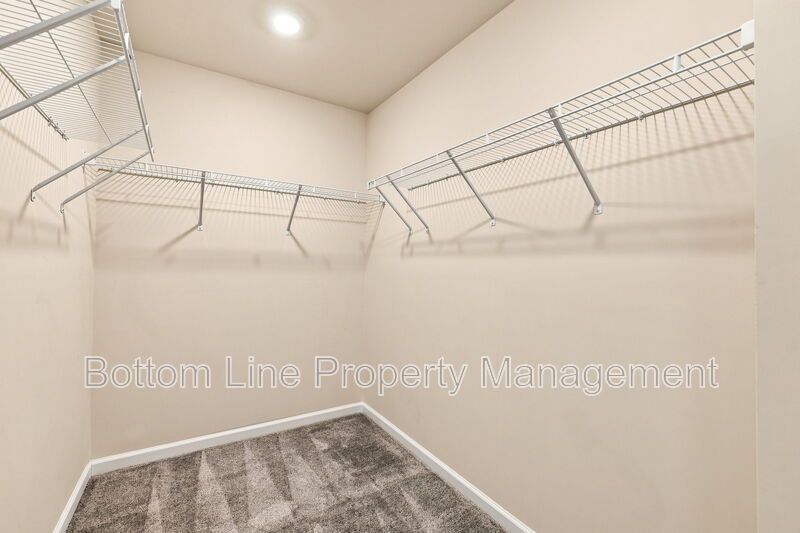 Modern 3BR/2.5BA Townhome with Beautiful Kitchen, Spacious Primary Suite & 1-Car Garage property image