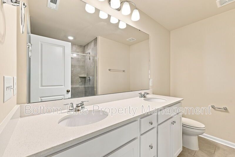 Modern 3BR/2.5BA Townhome with Beautiful Kitchen, Spacious Primary Suite & 1-Car Garage property image