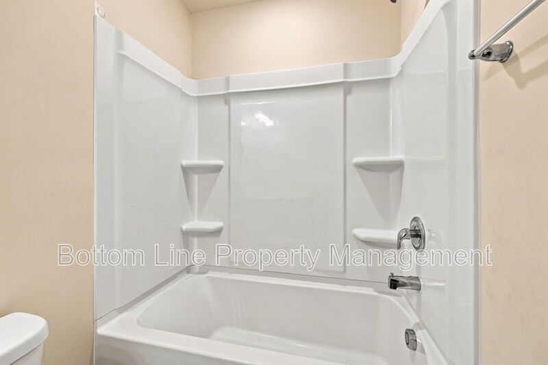Modern 3BR/2.5BA Townhome with Beautiful Kitchen, Spacious Primary Suite & 1-Car Garage property image