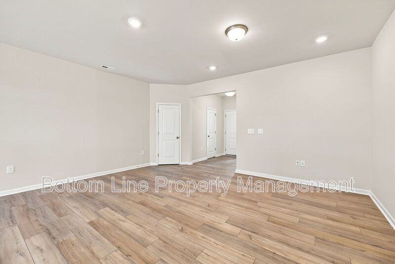 Modern 3BR/2.5BA Townhome with Beautiful Kitchen, Spacious Primary Suite & 1-Car Garage property image