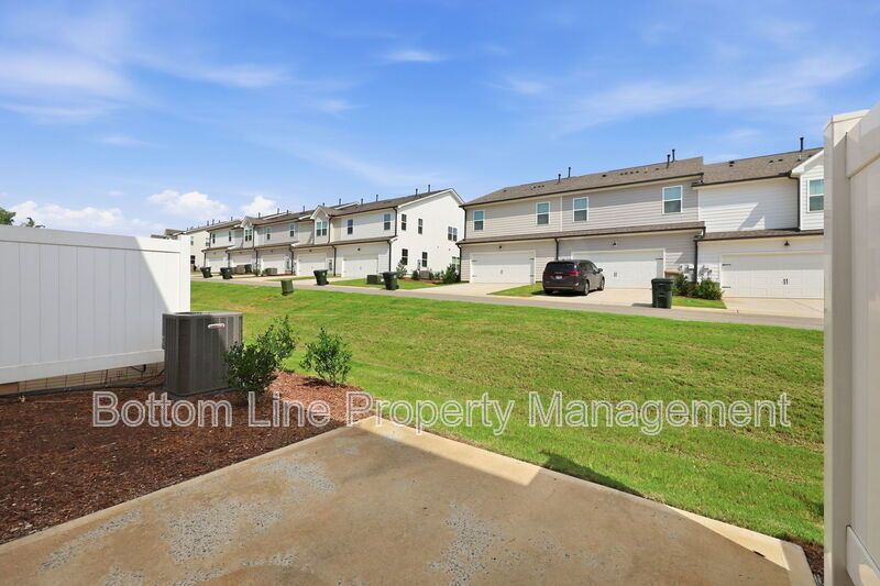 Modern 3BR/2.5BA Townhome with Beautiful Kitchen, Spacious Primary Suite & 1-Car Garage property image