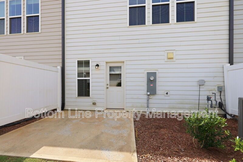 Modern 3BR/2.5BA Townhome with Beautiful Kitchen, Spacious Primary Suite & 1-Car Garage property image