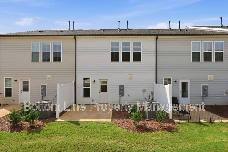 Modern 3BR/2.5BA Townhome with Beautiful Kitchen, Spacious Primary Suite & 1-Car Garage property image
