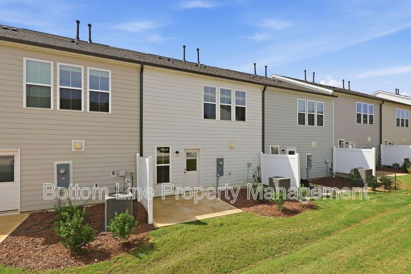 Modern 3BR/2.5BA Townhome with Beautiful Kitchen, Spacious Primary Suite & 1-Car Garage property image