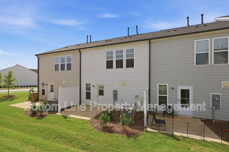 Modern 3BR/2.5BA Townhome with Beautiful Kitchen, Spacious Primary Suite & 1-Car Garage property image