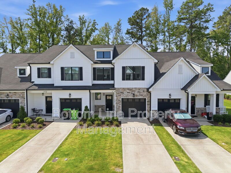 Modern 3BR/2.5BA Townhome with 1-Car Garage & Community Pool property image