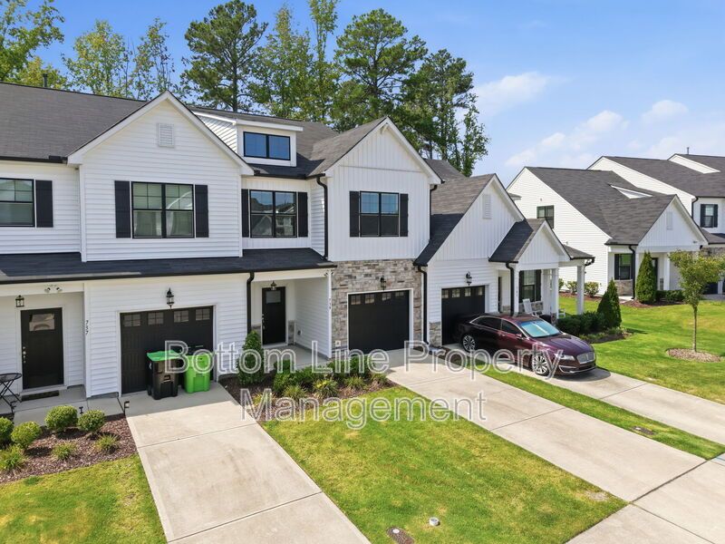 Modern 3BR/2.5BA Townhome with 1-Car Garage & Community Pool property image