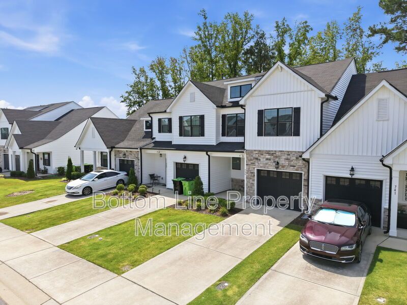 Modern 3BR/2.5BA Townhome with 1-Car Garage & Community Pool property image