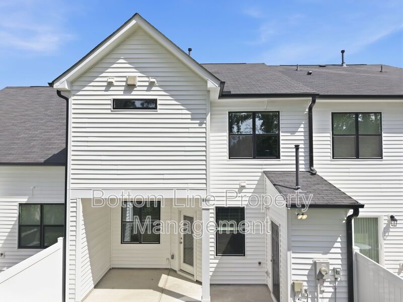 Modern 3BR/2.5BA Townhome with 1-Car Garage & Community Pool property image