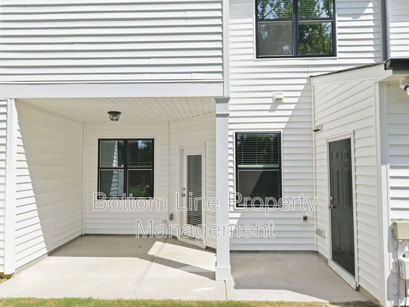 Modern 3BR/2.5BA Townhome with 1-Car Garage & Community Pool property image