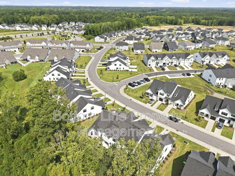 Modern 3BR/2.5BA Townhome with 1-Car Garage & Community Pool property image