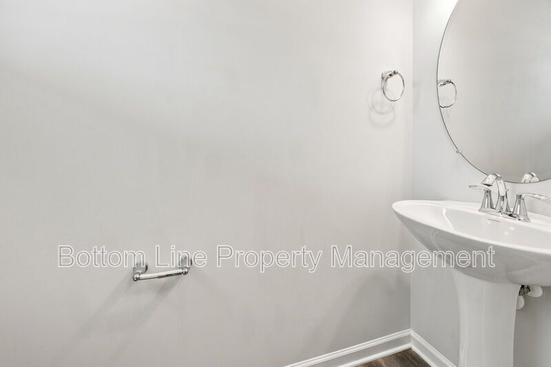Modern 3BR/2.5BA Townhome with 1-Car Garage & Community Pool property image