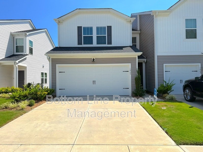 🏡 Modern 3 Bedroom Townhome with 2-Car Garage in Northwest Charlotte! property image