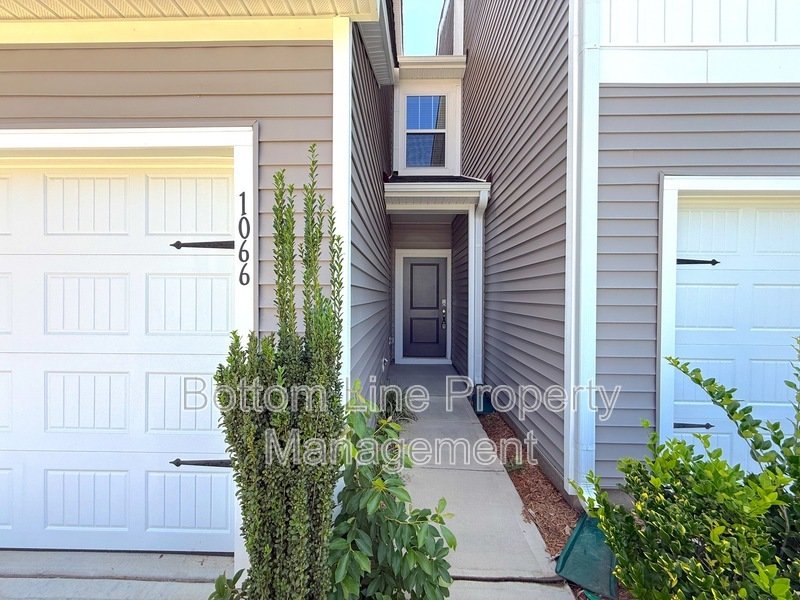 🏡 Modern 3 Bedroom Townhome with 2-Car Garage in Northwest Charlotte! property image